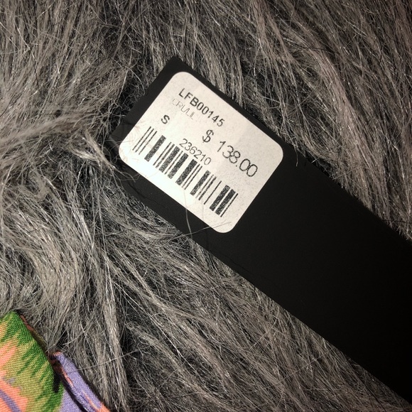 LF hawaiian crop top🌺 - Picture 2 of 4